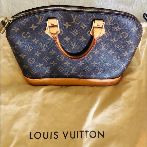 Louis Vuitton Handbags - EUC Authentic Louis Vuitton in excellent condition